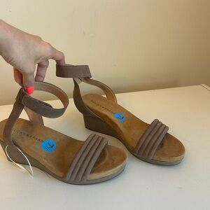 Lucky Brand Womens Kellio Sandal Size 7.5 Taupe Leather Wedge Heel Ankle Strap